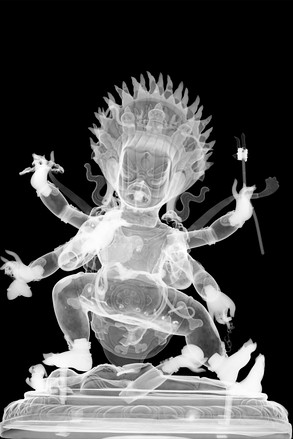 西藏青铜像：博物馆研究馆员莱文森(Judith Levinson)和克瑙尔(Karl Knauer)利用X射线探查包括西藏神像在内的一批文物，确定它们的状况并研究它们是如何被打造的。图为西藏青铜像，X射线图像显示其身体中空由金属板制成，而手脚均为实心铸造。